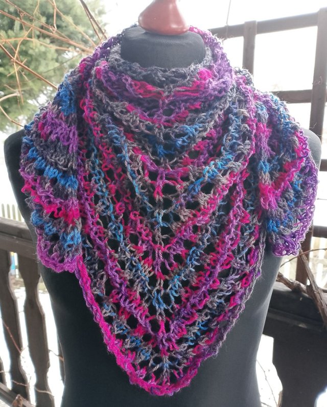 Ażurowa chusta na drutach. cieniowana