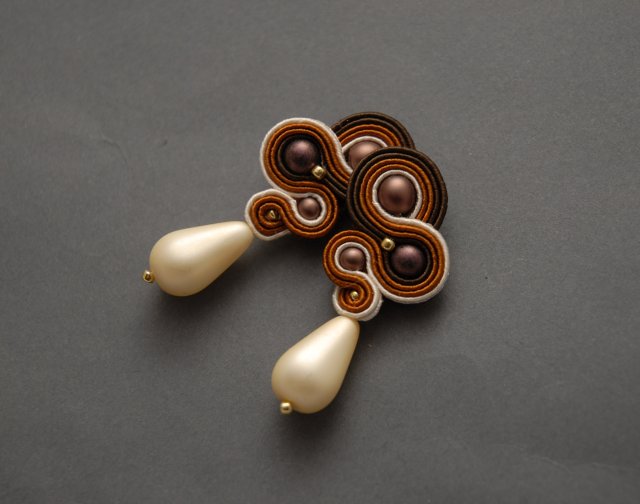 brązowo-kremowe klipsy sutasz