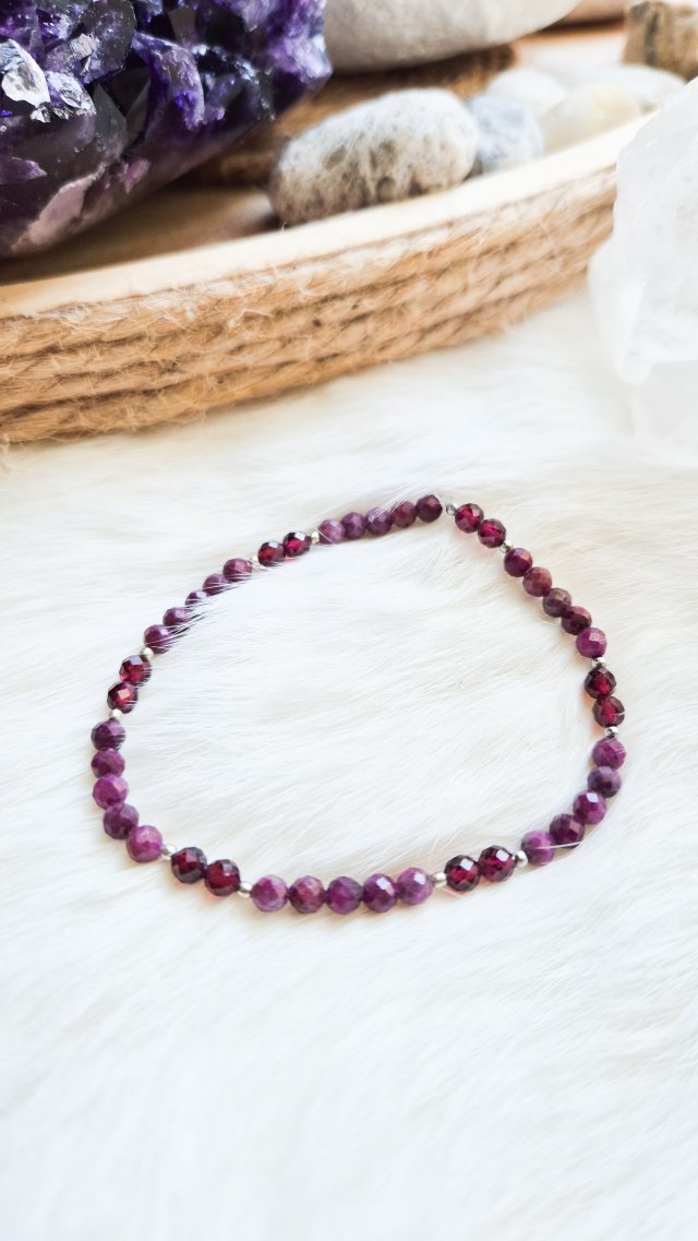 Bransoletka z naturalnego rubinu z granatem.