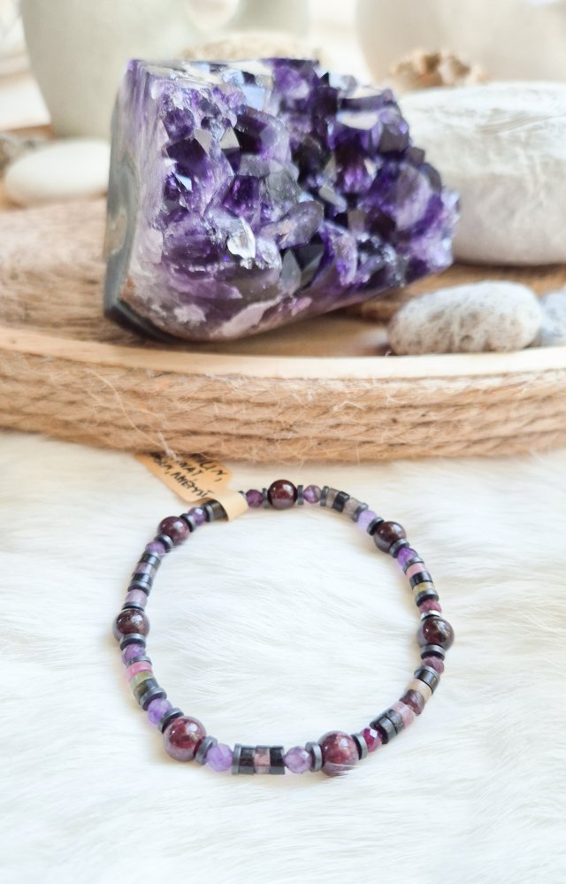 Bransoletka z naturalnego turmalinu i granatu z dodatkiem ametystu.