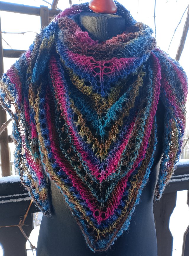 Duża ażurowa chusta z moherem na drutach. cieniowana