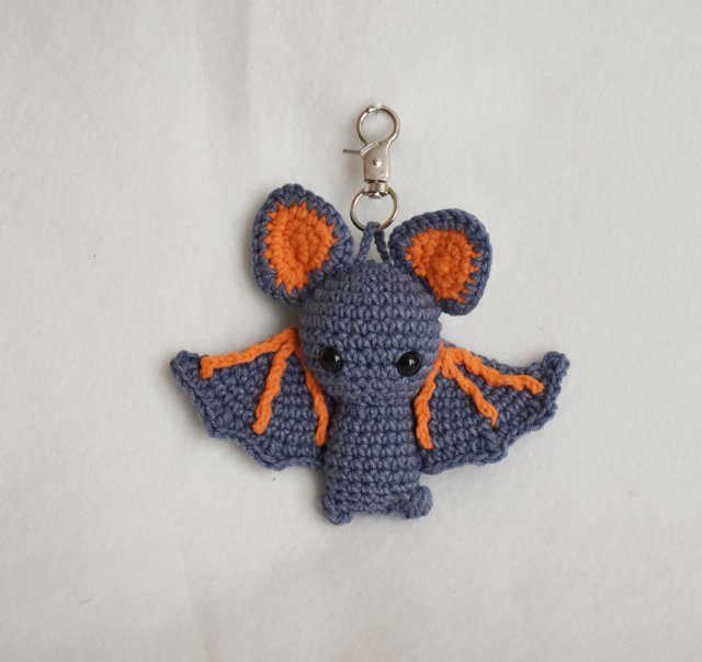 Ręcznie robiony breloczek szydełkowy –  unikatowy dodatek