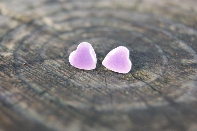 Małe kolczyki ceramiczne serca Lawendowa polana /stal chirurgiczna