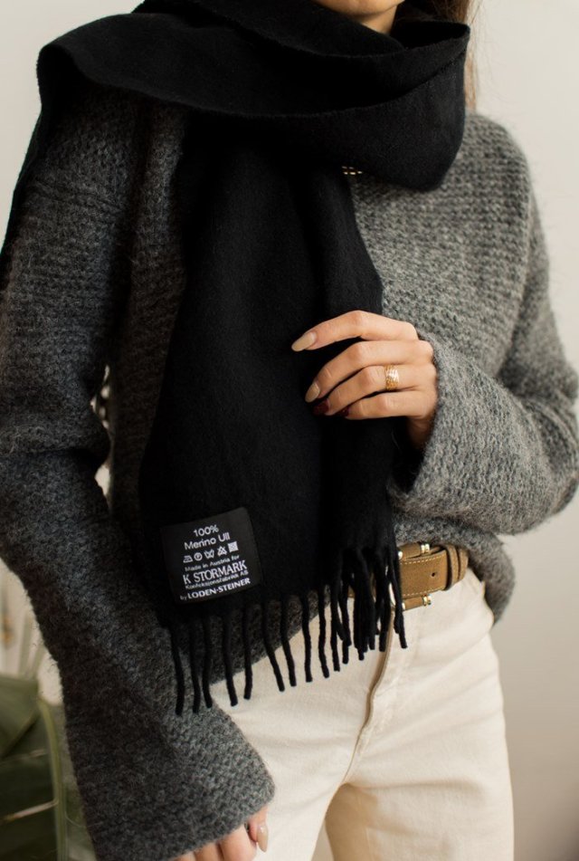 Czarny wełniany szalik