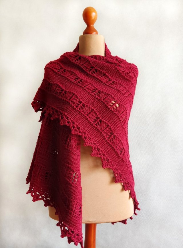 Gruba, mięsista chusta, ręcznie robiona na drutach, bordowa.