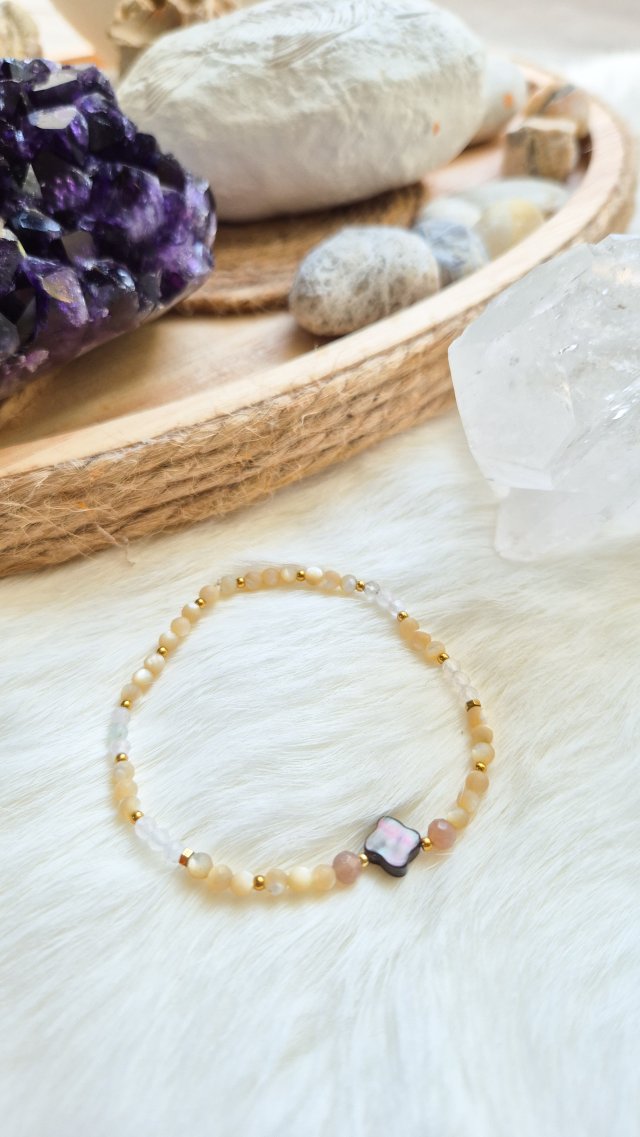 Bransoletka z muszli z dodatkiem kamieni naturalnych