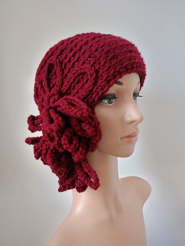 Elegancka bordowa czapka