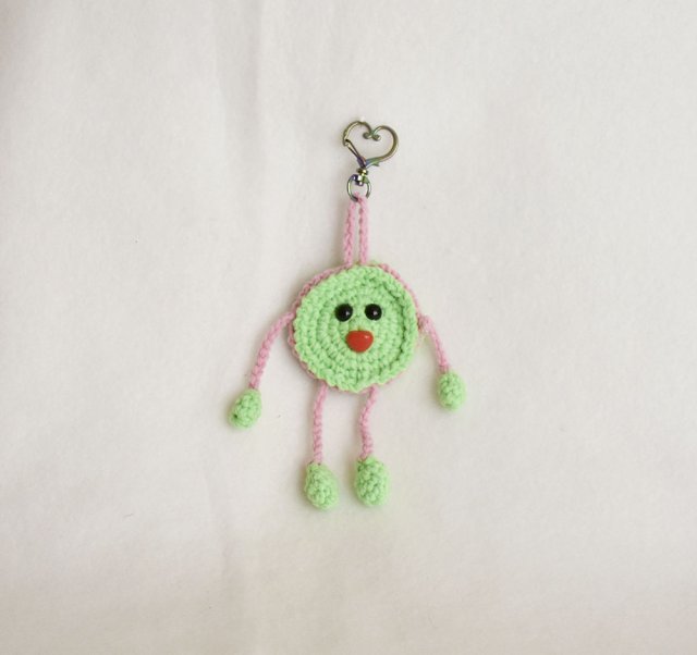 Ręcznie robiony breloczek szydełkowy –  unikatowy dodatek