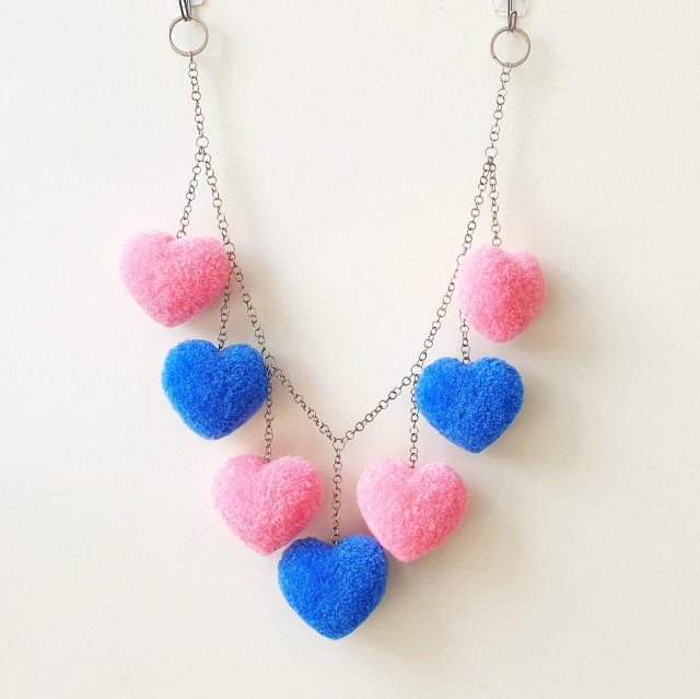 Grilanda z serc - pomponów.