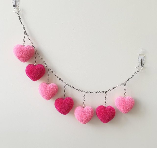 Grilanda z serc - pomponów.