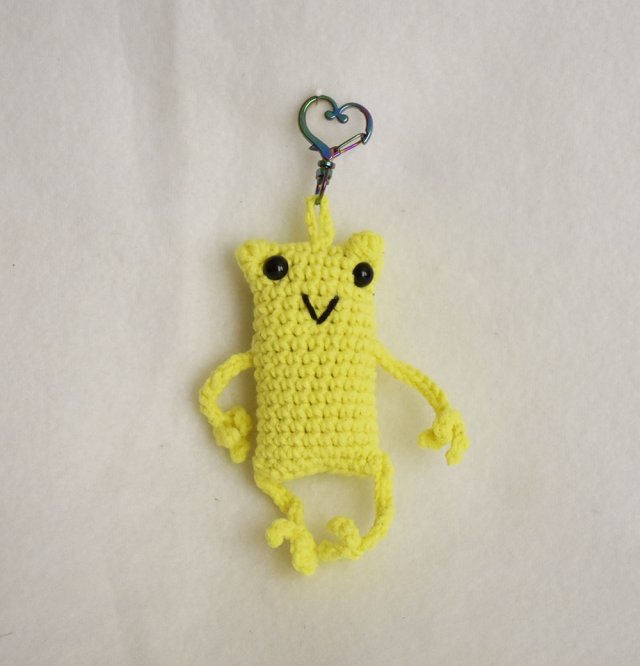 Ręcznie robiony breloczek szydełkowy –  unikatowy dodatek