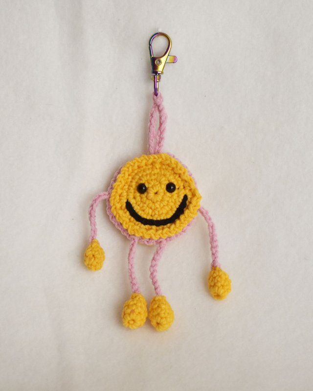 Ręcznie robiony breloczek szydełkowy –  unikatowy dodatek