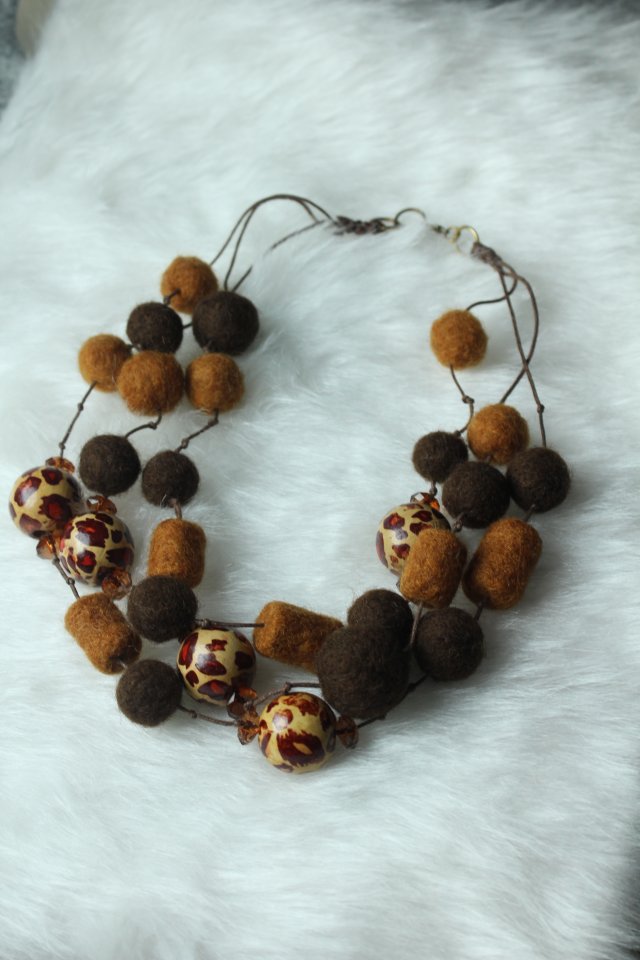 Naszyjnik filcowany