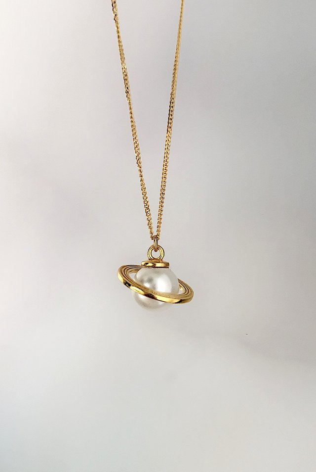 Planeta Saturn z białą perłą- naszyjnik srebro złocone 24K