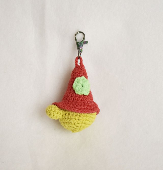 Ręcznie robiony breloczek szydełkowy –  unikatowy dodatek