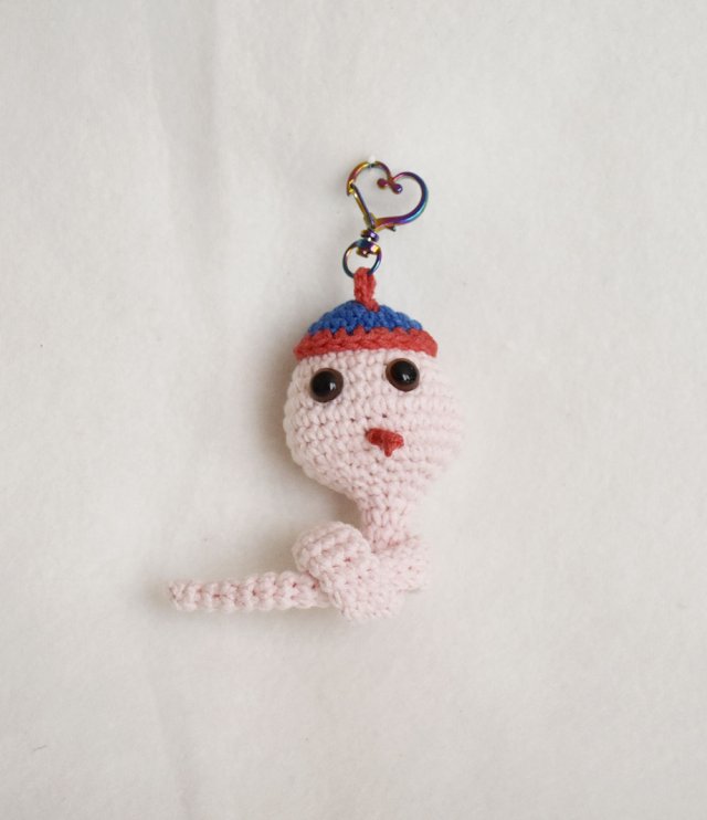 Ręcznie robiony breloczek szydełkowy –  unikatowy dodatek