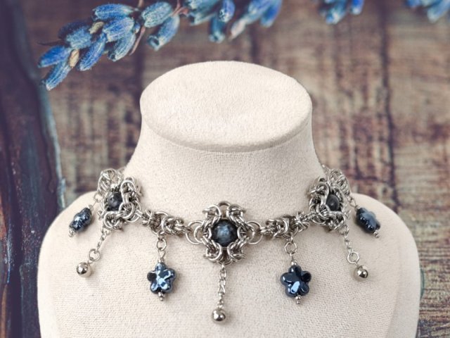 Choker z ciemnym labradorytem i ceramicznymi kwiatuszkami granatowymi