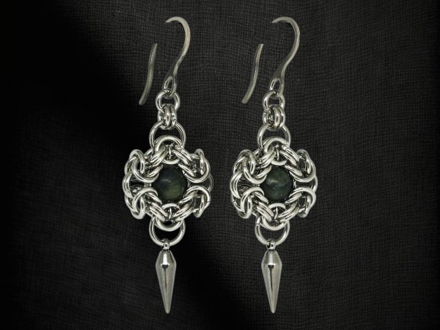 Kolczyki chainmaille z ciemnym jadeitem i kolcem – stal chirurgiczna
