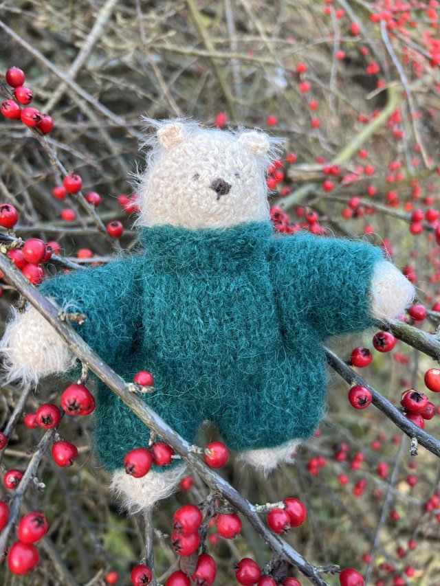 Poznaj Miszę – ręcznie robionego niedźwiadka, który wnosi ciepło i spokój.