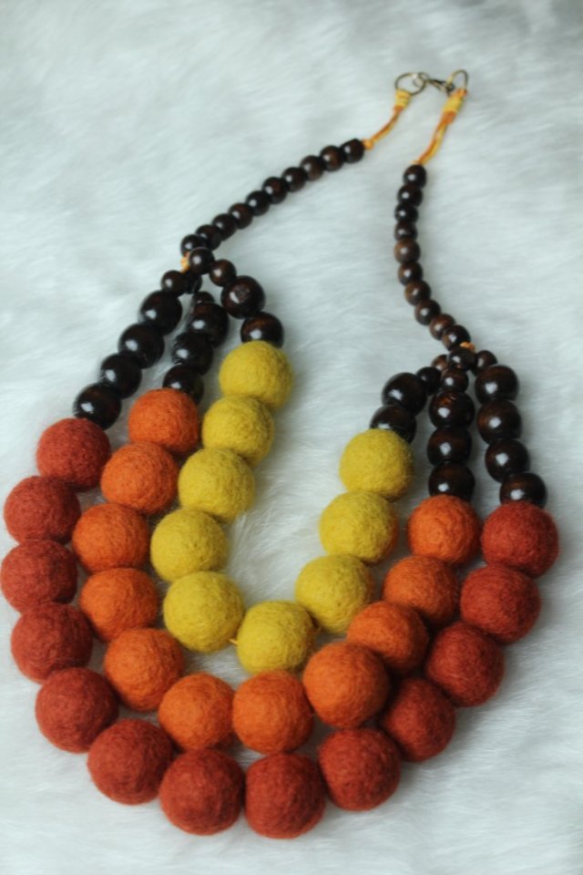 FILCOWANY NASZYJNIK KORALIKOWY