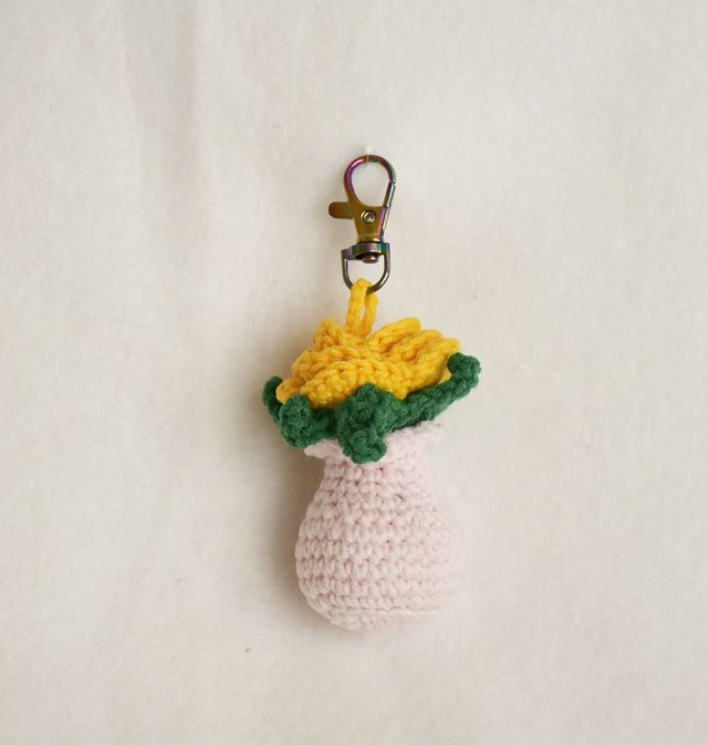Ręcznie robiony breloczek szydełkowy –  unikatowy dodatek