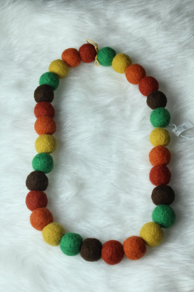 FILCOWANY NASZYJNIK KORALIKOWY