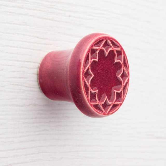 Ceramiczna gałka do mebli wiśniowa, wz.3