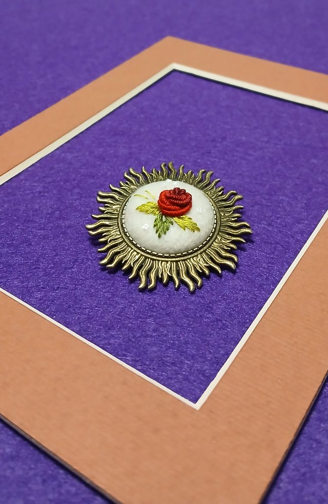 Ręcznie haftowana broszka  DLA ANI