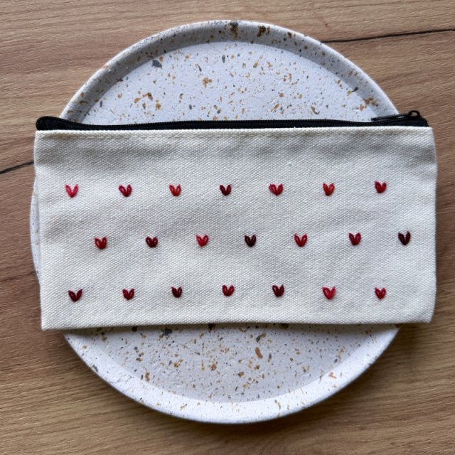 Kosmetyczka saszetka serduszka haftowane