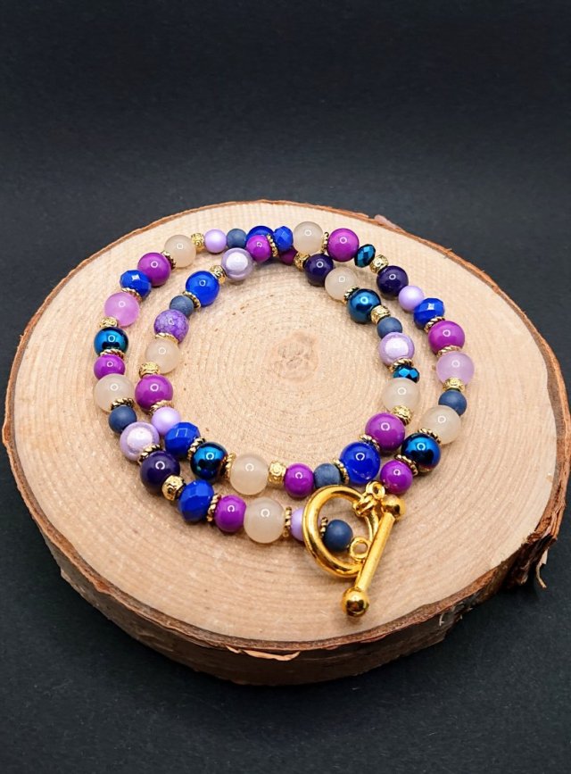 Fioletowo-niebieski naszyjnik z ozdobnym zapięciem