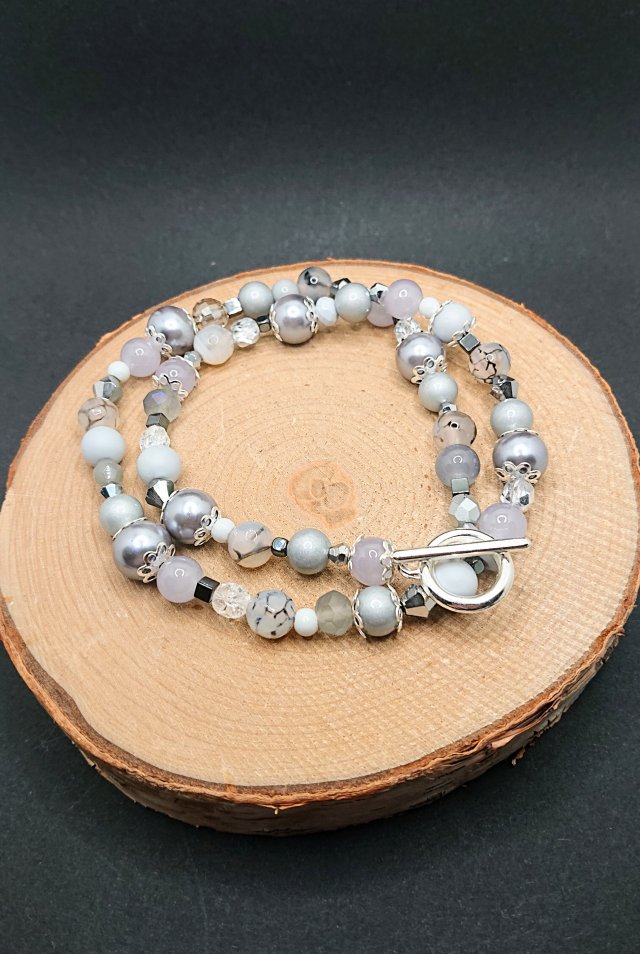 Szaro-srebrny naszyjnik z ozdobnym zapięciem