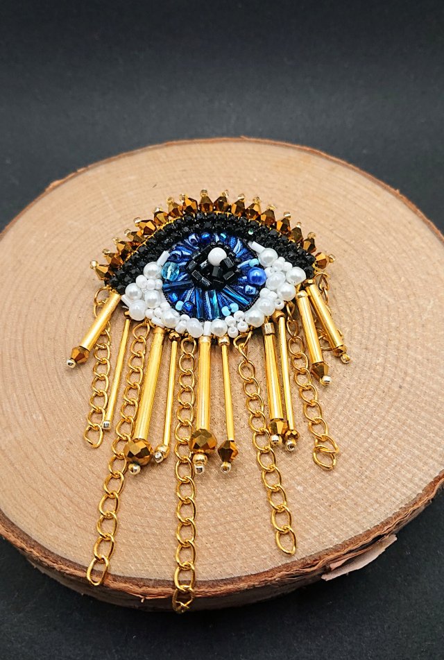 Haftowana broszka oko