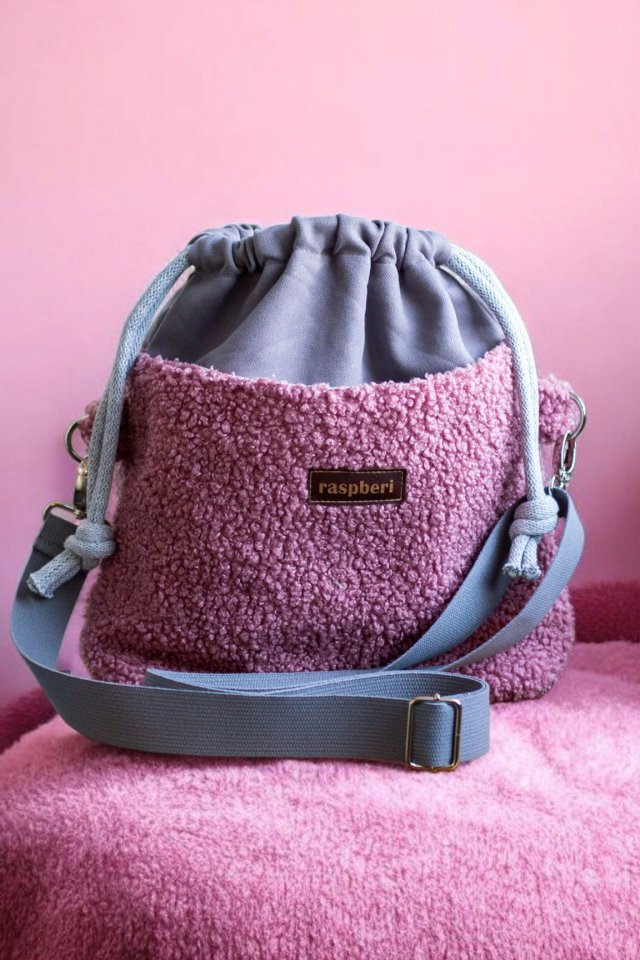 Szaro-różowa listonoszka z kominem baranek