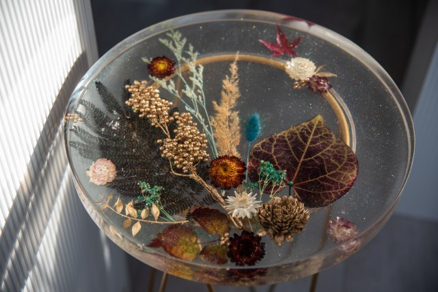 Stoliczek z żywicy epoksydowej