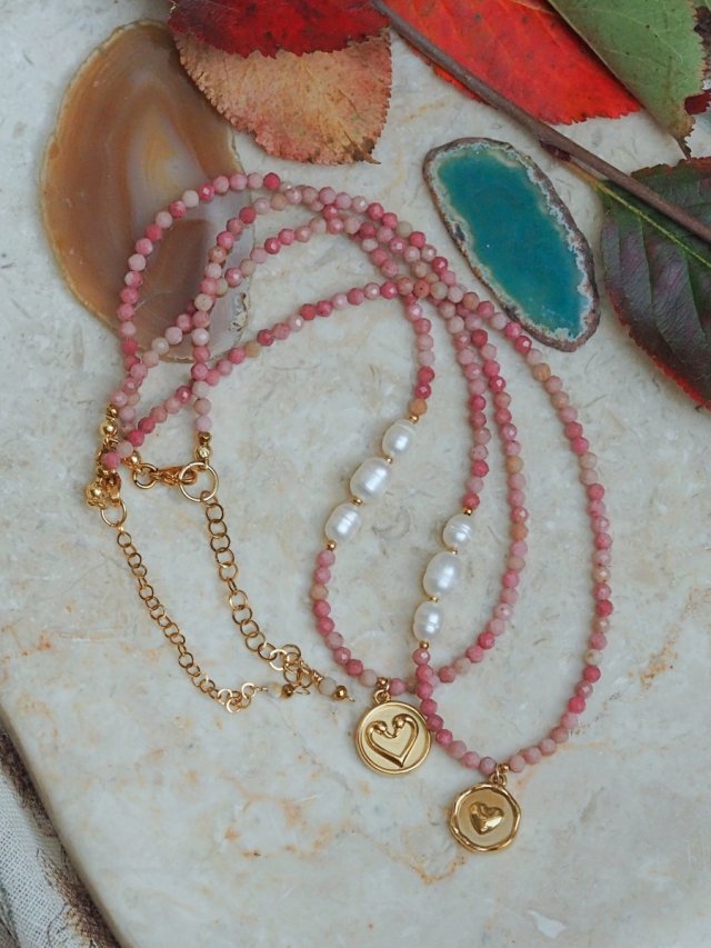 Naszyjnik z rodochrozytu i pereł naturalnych z zawieszką ze stali chirurgicznej | DomilkowyDomek