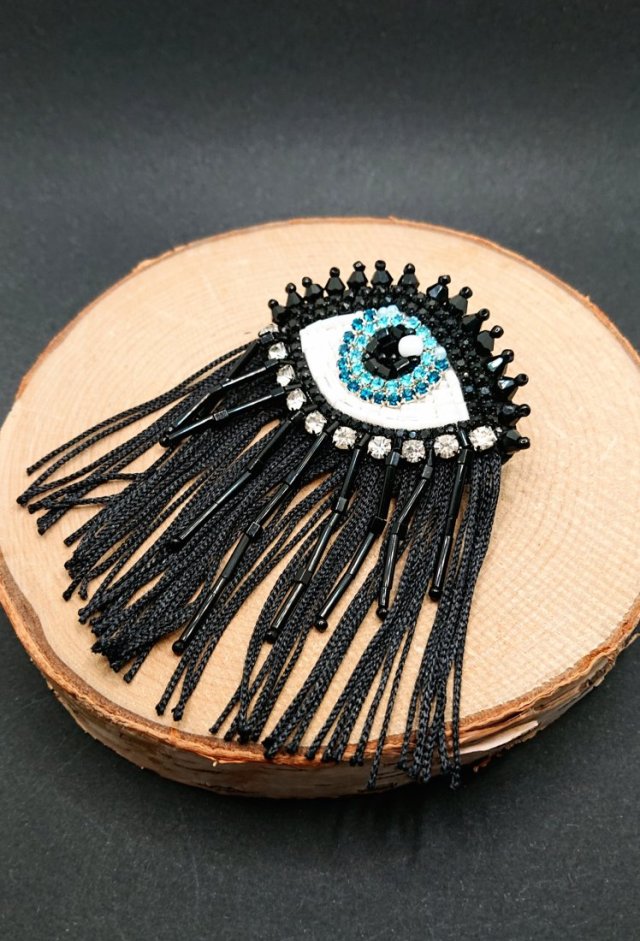 Haftowana broszka oko 2