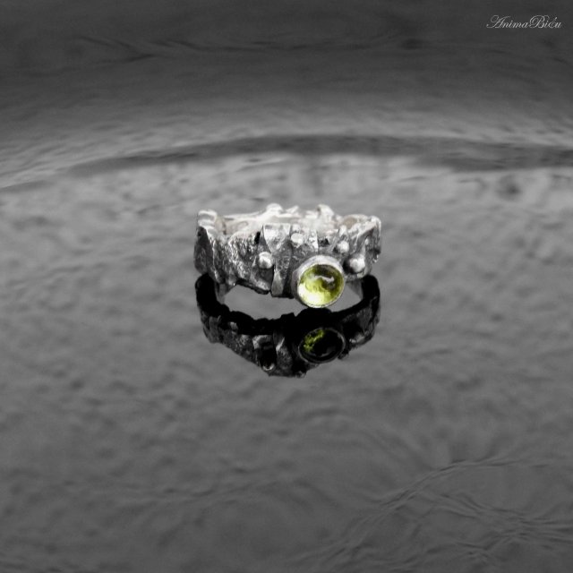 Obrączka srebrna z oliwinem rozmiar 13