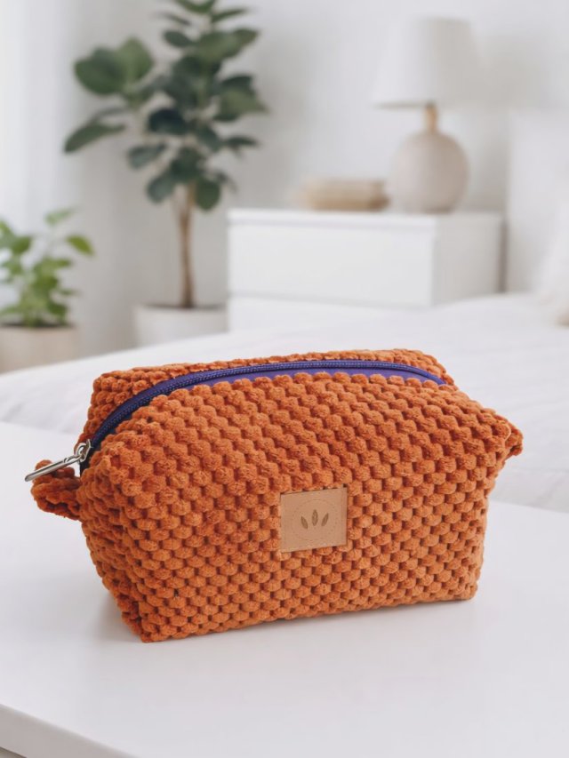 Pluszowa kosmetyczka w kuleczki Ruda