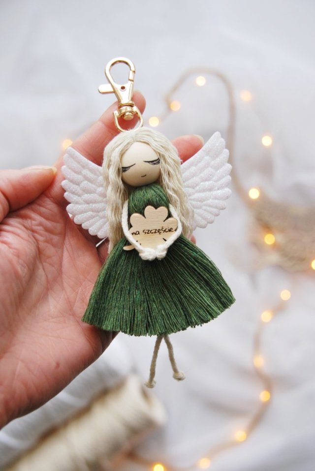 Makramowy breloczek Anioł - zielony | Aniołek na szczęście brelok