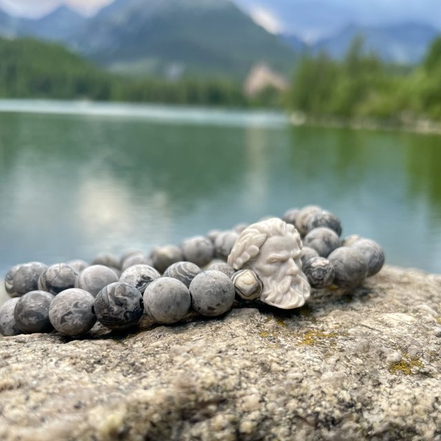 Bransoletka męska z naturalnej szarej jaspisu z głową Zeusa – kamienie naturalne, prezent dla niego