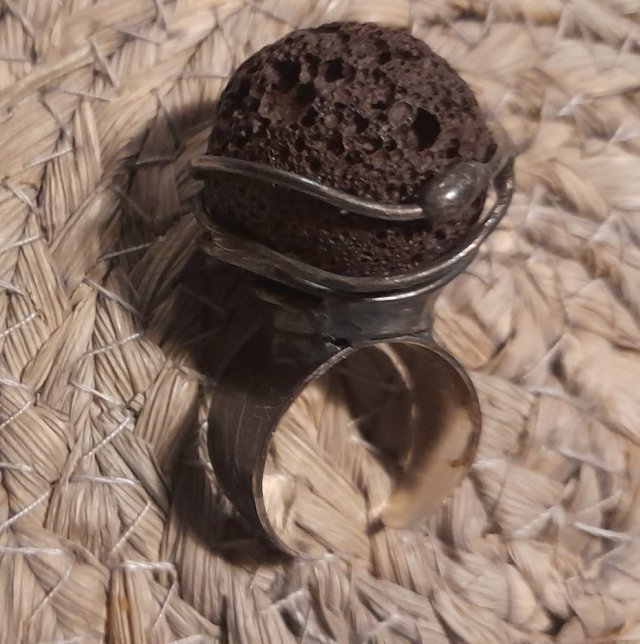 Duży pierścionek z lawą