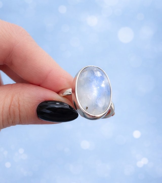 Piękny delikatny pierścionek ze srebra z kamieniem księżycowym . Biżuteria artystyczna na prezent.