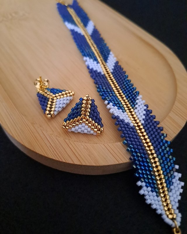Niebiesko-złoty zestaw biżuterii z koralików - Bransoletka i geometryczne kolczyki na sztyfcie