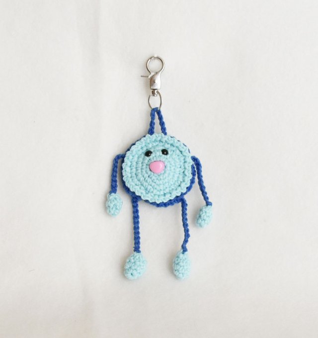 Ręcznie robiony breloczek szydełkowy –  unikatowy dodatek