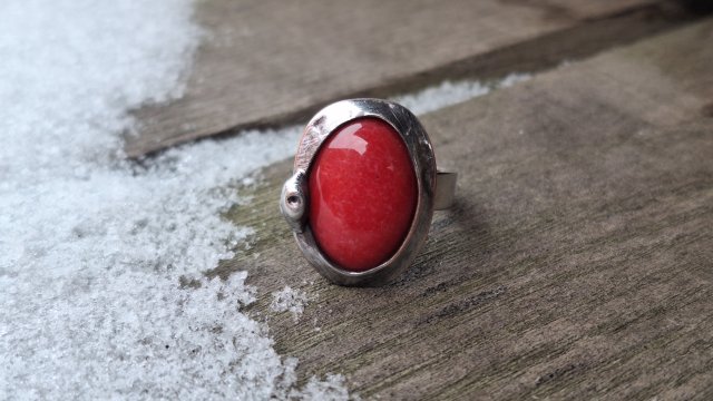 W czerwieni - pierścionek regulowany