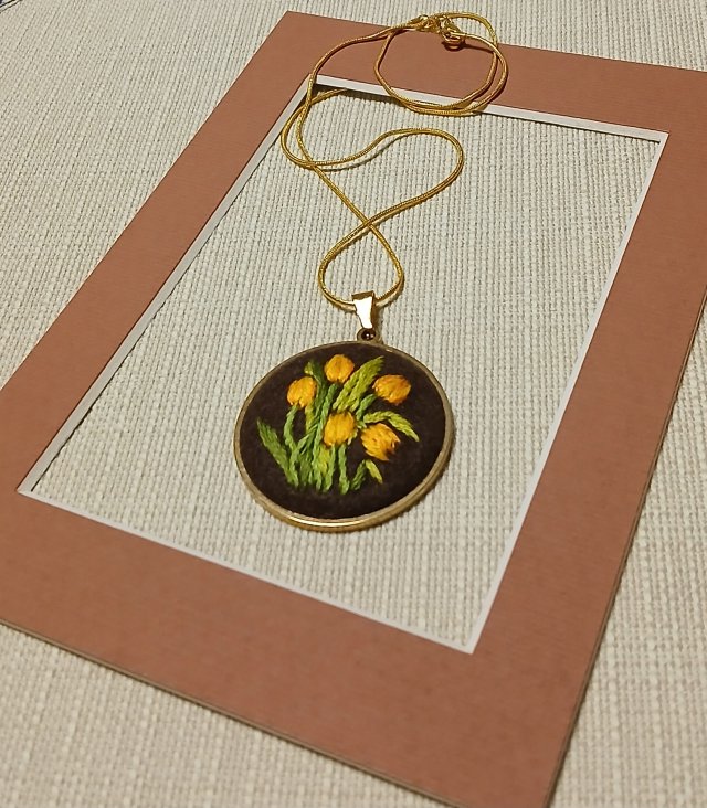 Ręcznie haftowany wisior  TULIPANY  stal szlachetna