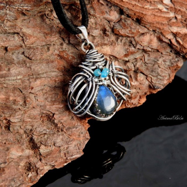 Wisiorek srebrny z labradorytem i apatytami