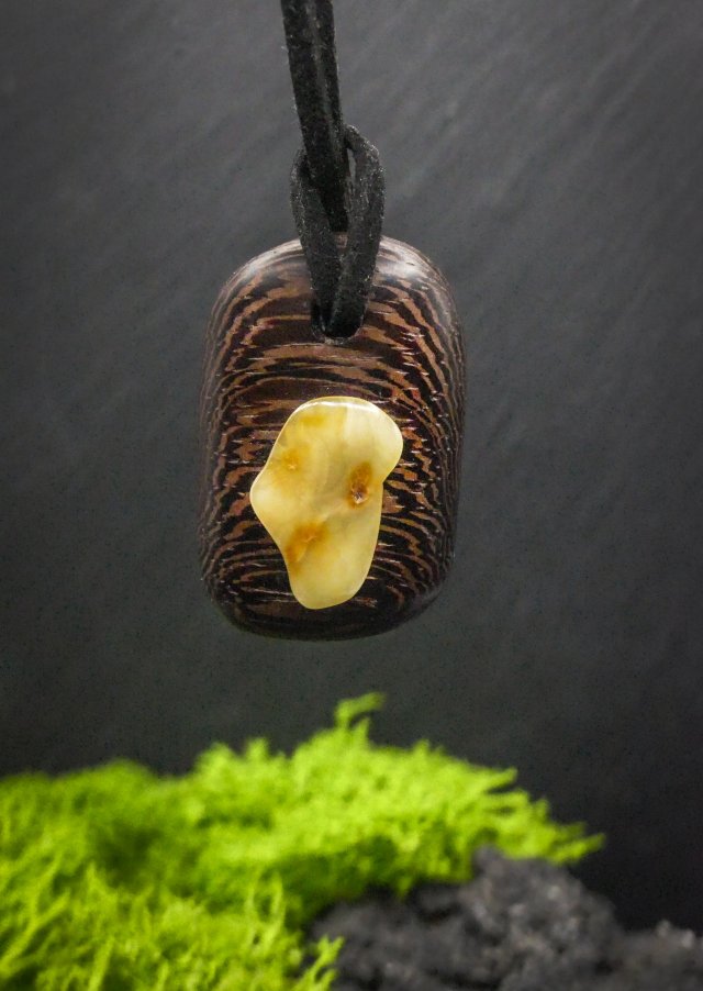 Wisiorek z drewna wenge z bursztynem – ręcznie rzeźbiony, amber, artystyczne zdobienia, biżuteria z drewna, luxe wooden jewelry
