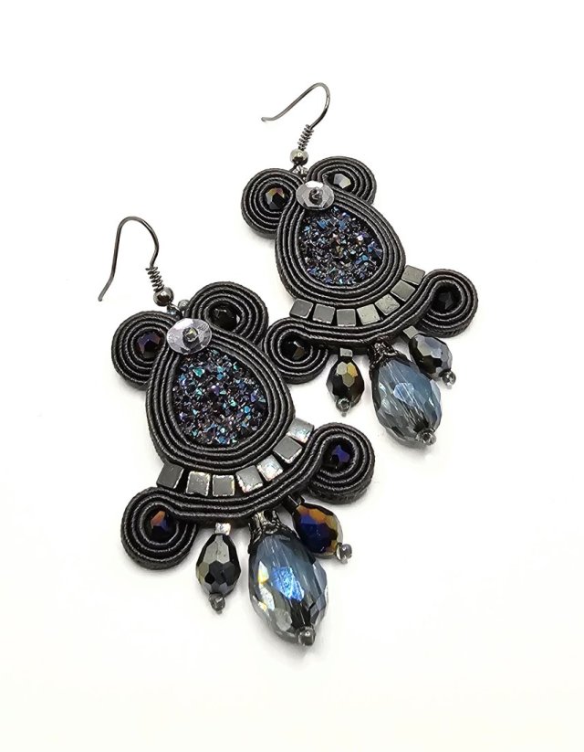 Grafitowe kolczyki sutasz z błyszczącym kaboszonem