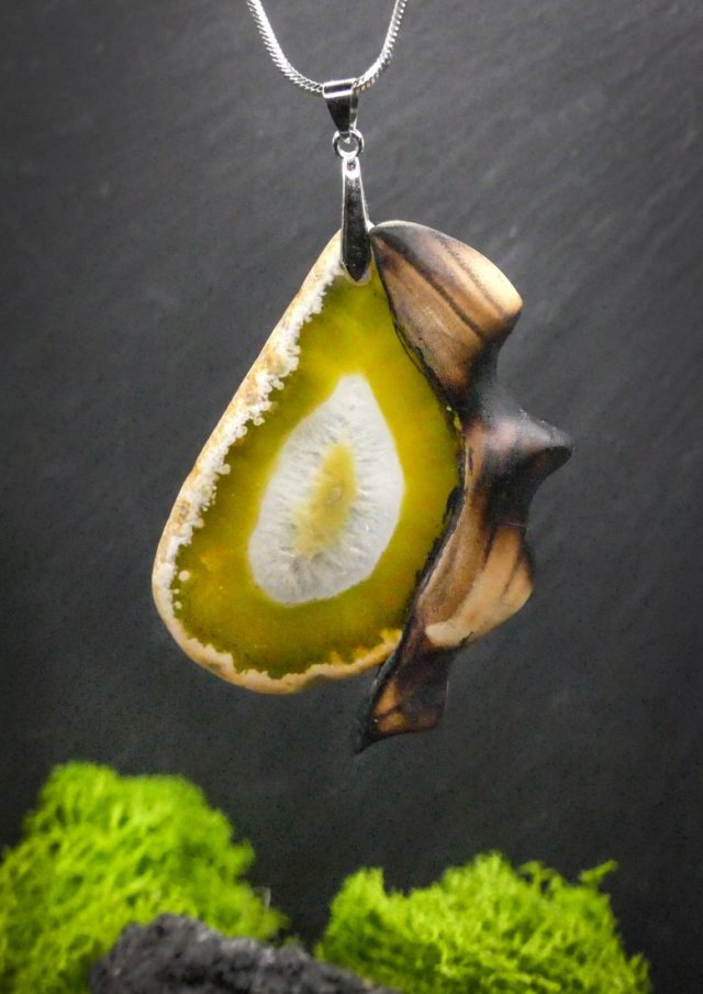 Naszyjnik z drewna wiązu z żółym plastrem agatu – ręcznie rzeźbiony, pirografia, artystyczne zdobienia, biżuteria z drewna, luxe wooden jewelry, premi